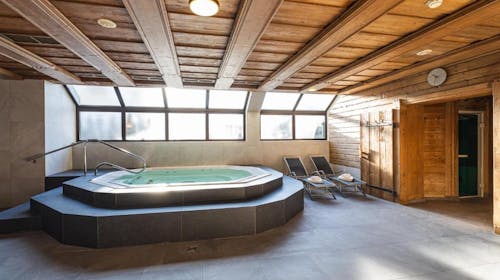 Upside Down Town Hotel Neue Post - Ladies Ski Opening u Zell am Seeu, Zell am See, Austrija - 805 EUR - 3x noćenje u dvokrevetnoj Blue Lake sobi za 1 osobu, Polupansion