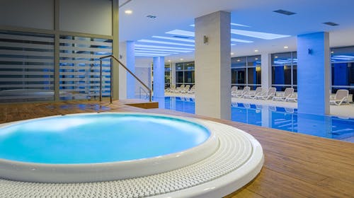 Hotel Katarina - Jesensko wellness opuštanje u Selcu, Selce, Hrvatska - 345 EUR - 2x noćenje u Standard dvokrevetnoj sobi s balkonom za 2 osobe (1 dijete do 11,99 godina besplatno), Polupansion