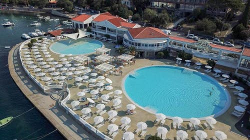 Hotel Katarina - Rujansko wellness opuštanje za velike obitelji u Selcu, Selce, Hrvatska - 684 EUR - 2x noćenje u Superior obiteljskoj sobi s francuskim balkonom (2 povezane sobe) za 2 osobe (4 djece do 11,99 godina besplatno), Polupansion