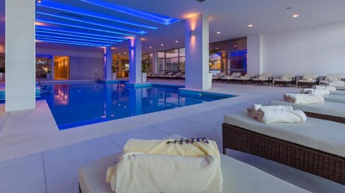 Hotel Katarina - Jesensko wellness opuštanje za velike obitelji u Selcu, Selce, Hrvatska - 575 EUR - 2x noćenje u Superior obiteljskoj sobi s francuskim balkonom (2 povezane sobe) za 2 osobe (4 djece do 11,99 godina besplatno), Polupansion