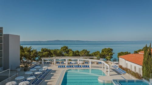 Bluesun Hotel Alga - Last minute obiteljsko ljeto s punim pansionom, Tučepi, Hrvatska - 1.150 EUR - 5x noćenje u dvokrevetnoj Superior sobi s balkonom (morska strana) za 2 osobe (2 djece do 13,99 godina i 1 dijete do 2,99 godina besplatno), Puni pansion
