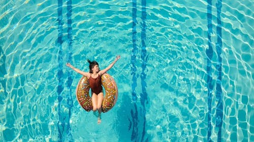 Bluesun Hotel Alga - Last minute obiteljsko ljeto s punim pansionom, Tučepi, Hrvatska - 580 EUR - 2x noćenje u dvokrevetnoj Superior sobi s balkonom (morska strana) za 2 osobe (2 djece do 13,99 godina i 1 dijete do 2,99 godina besplatno), Puni pansion