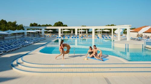 Bluesun Hotel Alga - Last minute obiteljsko ljeto s punim pansionom, Tučepi, Hrvatska - 1.450 EUR - 5x noćenje u dvokrevetnoj Superior sobi s balkonom (morska strana) za 2 osobe (2 djece do 13,99 godina i 1 dijete do 2,99 godina besplatno), Puni pansion