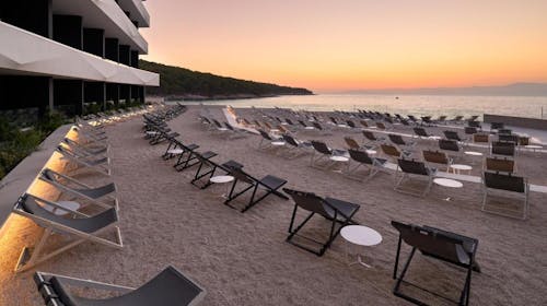 Grand Hotel View - Romantično ljeto na Braču - Posebna akcijska cijena, Postira, Hrvatska - 1.112 EUR - 5x noćenje u dvokrevetnoj Superior sobi s balkonom (bočni pogled na more) za 2 osobe, Polupansion