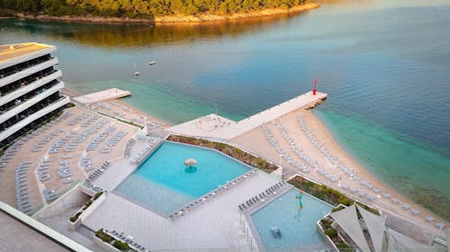 Grand Hotel View - Obiteljsko ljeto na Braču - Posebna akcijska cijena, Postira, Hrvatska - 1.595 EUR - 5x noćenje u dvokrevetnoj Superior sobi s balkonom (pogled more) i 2 pomoćna ležaja za 2 osobe (2 djece do 11,99 godina besplatno), Polupansion
