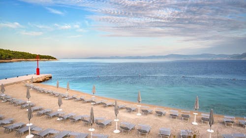 Grand Hotel View - Obiteljsko ljeto na Braču - Posebna akcijska cijena, Postira, Hrvatska - 1.412 EUR - 5x noćenje u dvokrevetnoj Superior sobi s balkonom (pogled more) i 2 pomoćna ležaja za 2 osobe (2 djece do 11,99 godina besplatno), Polupansion