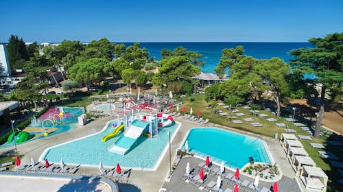 Hotel Sipar Plava Laguna - Obiteljski kraj ljeta uz plažu, Umag, Hrvatska - 409 EUR - 3x noćenje u dvokrevetnoj Superior sobi s pomoćnim krevetom i balkonom (park strana) za 2 osobe (1 dijete do 11,99 godina i 1 dijete do 4,99 godina besplatno), Polupansion