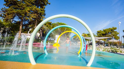 Hotel Sipar Plava Laguna - Last minute obiteljsko ljeto uz plažu, Umag, Hrvatska - 720 EUR - 3x noćenje u dvokrevetnoj Superior sobi s pomoćnim krevetom i balkonom (park strana) za 2 osobe (1 dijete do 11,99 godina i 1 dijete do 4,99 godina besplatno), Polupansion