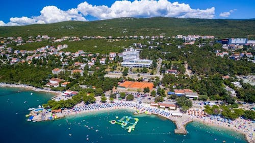Holiday Resort Ad Turres - Ljeto u Crikvenici - Posebna akcijska cijena, Crikvenica, Hrvatska - 322 EUR - 2x noćenje u Standard dvokrevetnoj sobi s balkonom (morska strana) za 2 osobe (2 djece do 11,99 godina besplatno), Polupansion