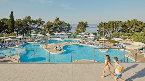 Bluesun hotel Neptun - Last minute all inclusive ljeto na makarskoj rivijeri, Tučepi, Hrvatska - 1.650 EUR - 5x noćenje u Superior dvokrevetnoj sobi s balkonom morska strana za 2 osobe (1 dijete do 13,99 godina besplatno), All inclusive i piće uz obroke