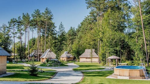 Slovenia Eco Resort - Glamping kućica, Stahovica, Kamnik, Slovenija - 95 EUR - 1x noćenje u drvenoj Glamping kućici Eco Resorta (zajednička kuhinja i toalet) za 2 osobe, Korištenje finske saune u trajanju od 1 sat
