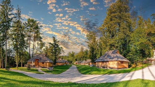 Slovenia Eco Resort - Glamping kućica, Stahovica, Kamnik, Slovenija - 90 EUR - 1x noćenje u drvenoj Glamping kućici Eco Resorta (zajednička kuhinja i toalet) za 2 osobe, Korištenje finske saune u trajanju od 1 sat