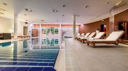 Hotel Punta Vodice - Obiteljska all inclusive light jesen s daškom wellnessa - Posebna akcija, Vodice, Hrvatska - 176 EUR - 2x noćenje u dvokrevetnoj Standard sobi s balkonom morska strana za 2 osobe (1 dijete do 11,99 godina i 2. dijete do 2,99 godina besplatno), All inclusive light