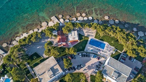 Villas Arausana & Antonina - Odmor u Vodicama uz more - Posebna akcija, Vodice, Hrvatska - 166 EUR - 2x noćenje u dvokrevetnoj sobi s balkonom (morska strana) za 2 osobe (1 dijete do 11,99 godina i 2. dijete do 2,99 godina besplatno), Polupansion