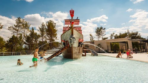 Santa Marina Boutique Camping - MH Roulette - Last minute obiteljski odmor u Poreču, Poreč, Istra, Hrvatska - 299 EUR - 2x noćenje u Secret Home Roulette (Premium Comfort, Family Prestige ili Premium Relax mobilna kućica; na prethodni upiti i raspoloživost) za 4 osobe, Posteljina i ručnici