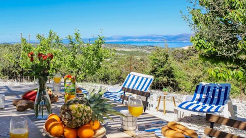Holiday Home Dubrova - Rujanski bijeg na Braču s okusima Dalmacije, Pražnice, Hrvatska - 396 EUR - 4x noćenje u tradicionalnoj kamenoj kući Holiday Home Dubrova za do 5 osoba, Ekskluzivan poklon paket domaćih proizvoda (ekstra djevičansko maslinovo ulje iz vlastitog maslinika, svježe ubrano sezonsko povrće iz vrta)
