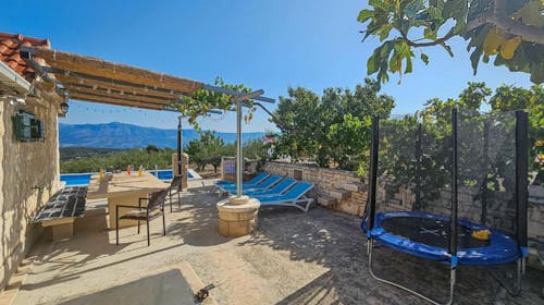 Holiday Home Dubrova - Jesenski bijeg na Braču s okusima Dalmacije, Pražnice, Hrvatska - 356 EUR - 4x noćenje u tradicionalnoj kamenoj kući Holiday Home Dubrova za do 5 osoba, Ekskluzivan poklon paket domaćih proizvoda (ekstra djevičansko maslinovo ulje iz vlastitog maslinika, svježe ubrano sezonsko povrće iz vrta)