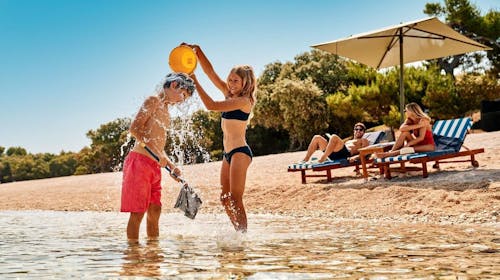 Falkensteiner Family Hotel Diadora - Last minute zabavni odmor za obitelji - Falky room 2+2, Petrčane, Hrvatska - 1.038 EUR - 2x noćenje u Family Superior sobi s balkonom za 2 osobe (2 djece do 11,99 godina besplatno), Polupansion