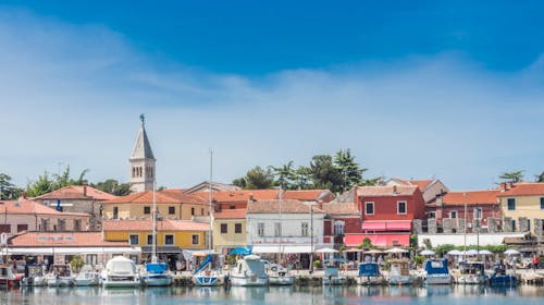 Apartmani Erica Pineta - Jesenski vikend odmor u Novigradu , Novigrad, Hrvatska - 110 EUR - 2x noćenje u jednosobnom apartmanu Erica Lux s terasom ili dvorištem (ovisno o raspoloživosti) za 2 osobe, Posteljina i ručnici