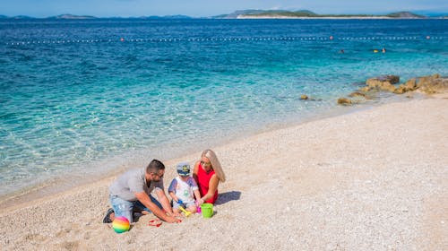 Kamp Adriatic Primošten - Obiteljski odmor u Dalmaciji za kraj ljeta, Primošten, Hrvatska - 260 EUR - 2x noćenje u mobilnoj kućici s 2 spavaće sobe i terasom (pogled kamp) za do 6 osoba (maksimalno 4 odrasle osobe i 2 djece do 11,99 godina), Posteljina i ručnici