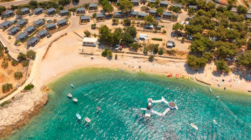 Kamp Adriatic Primošten - Obiteljski odmor u Dalmaciji za kraj ljeta, Primošten, Hrvatska - 650 EUR - 5x noćenje u mobilnoj kućici s 2 spavaće sobe i terasom (pogled kamp) za do 6 osoba (maksimalno 4 odrasle osobe i 2 djece do 11,99 godina), Posteljina i ručnici