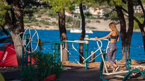 Kamp Adriatic Primošten - Jesenski obiteljski odmor u Dalmaciji, Primošten, Hrvatska - 500 EUR - 5x noćenje u mobilnoj kućici s 2 spavaće sobe i terasom (pogled kamp) za do 6 osoba (maksimalno 4 odrasle osobe i 2 djece do 11,99 godina), Posteljina i ručnici