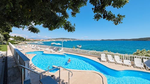Hotel Val - Ljeto u Trogiru, Seget Donji, Hrvatska - 290 EUR - 3x noćenje u dvokrevetnoj Comfort sobi (morska strana) u depandansi za 2 osobe (1. dijete do 2,99 godina i 2. dijete do 11,99 godina besplatno), Buffet doručak