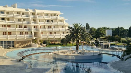 Hotel Olympia - Ljeto u rujnu u Vodicama - Classic soba - 72-satna akcija, Vodice, Hrvatska - 309 EUR - 2x noćenje u dvokrevetnoj Classic sobi s balkonom (pogled park) za 2 osobe (1 dijete do 12,99 godina besplatno), Polupansion