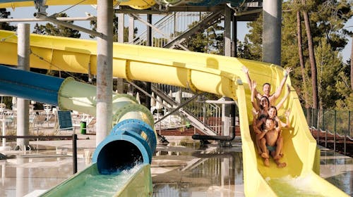 Zaton Holiday Resort - Zabavni odmor u mobilnim kućicama Deluxe s polupansionom, Zaton, Hrvatska - 111 EUR - 1x noćenje u trosobnoj mobilnoj kućici Deluxe za do 5 osoba (2 odrasle osobe i 3 djece do 17,99 godina), Polupansion (buffet doručak i večera; točeno piće uz večeru)