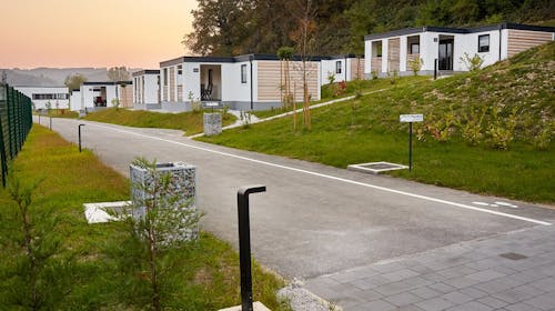 Kamp Terme Jezerčica - Opuštanje u mobilnim kućicama s polupansionom tijekom tjedna, Donja Stubica, Hrvatska - 289 EUR - 2x noćenje u mobilnoj kućici "Exclusive 4+2" za 2 osobe (2 djece do 4,99 godina besplatno), Polupansion