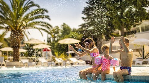 Aminess Vival Port9 Resort - Obiteljsko last minute ljeto na Korčuli - Posebna akcijska cijena, Korčula, Hrvatska - 283 EUR - 2x noćenje u dvokrevetnoj Superior sobi s balkonom strana park za 2 osobe (1 dijete do 9,99 godina besplatno), Polupansion
