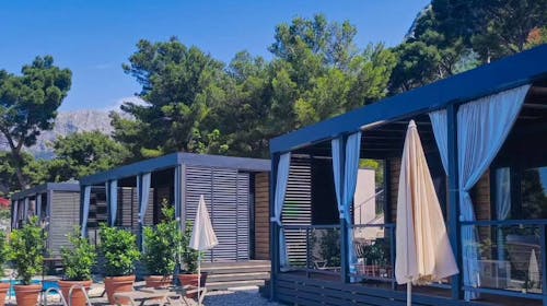 Park Villas by Morenia - Najam Deluxe kamping vile s privatnim bazenom, Podaca, Hrvatska - 300 EUR - 2x noćenje u kamping vili s privatnim grijanim bazenom za do 6 osoba (max. 4 odrasle osobe i 2 djece do 11,99 godina), Korištenje hotelskih grijanih vanjskih bazena