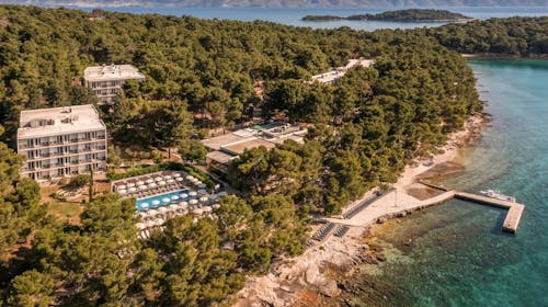 Aminess Senses Hvar Resort - Obiteljska jesen sa all inclusive light na Hvaru - Posebna akcijska cijena, Vrboska, Hrvatska - 461 EUR - 5x noćenje u dvokrevetnoj Superior sobi s balkonom za 2 osobe (1 dijete do 9,99 godina besplatno), All inclusive light