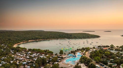 Kamp Veštar - Mobilna kućica Forest Escape - Odmor u Rovinju, Rovinj, Hrvatska - 140 EUR - 2x noćenje u mobilnoj kućici Forest Escape za do 5 osoba (4 odrasle osobe i 1 dijete do 17,99 godina), Korištenje vanjskih bazena i spray parka