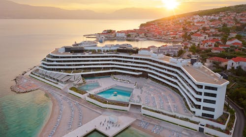 Grand Hotel View - Romantična wellness jesen na Braču - 72-satna akcija, Postira, Hrvatska - 328 EUR - 2x noćenje u dvokrevetnoj Superior sobi s balkonom (pogled more) za 2 osobe, Polupansion s uključenim bezalkoholnim pićem