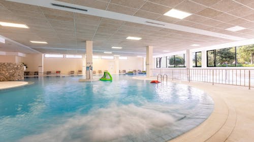 Hotel Pinija - Jesenska wellness čarolija i škola plivanja uz puni pansion - Posebna akcija, Petrčane, Hrvatska - 289 EUR - 2x noćenje u Premium sobi s balkonom za 2 osobe (1 dijete do 11,99 godina i 1 dijete do 3,99 godina besplatno), Puni pansion