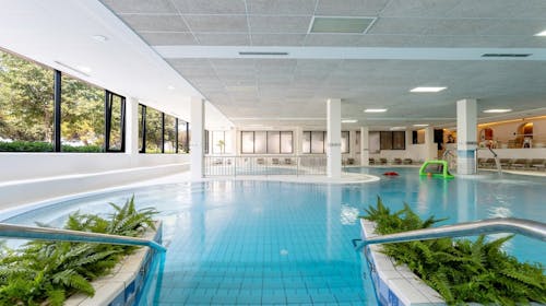 Hotel Pinija - Obiteljska čarolija u novoj wellness oazi uz puni pansion - Posebna akcija, Petrčane, Hrvatska - 249 EUR - 2x noćenje u Premium sobi s balkonom za 2 osobe (1 dijete do 11,99 godina i 1 dijete do 3,99 godina besplatno), Puni pansion