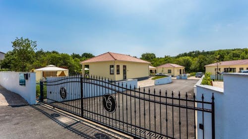 VSG Resort - Produženo ljeto i wellness odmor na otoku Krku, Klimno, Hrvatska - 259 EUR - 3x noćenje u jednosobnom apartmanu (2+2) s privatnom terasom za 2 osobe, Korištenje unutarnjeg grijanog bazena, saune i vanjskog jacuzzija (uz prethodnu rezervaciju)