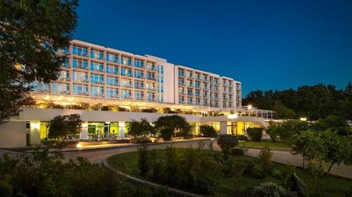 Magal Maradiso Hotel by Aminess - Jesen u Njivicama na Krku, Njivice, Hrvatska - 160 EUR - 2x noćenje u dvokrevetnoj Comfort sobi na morskoj strani za 2 osobe (1 dijete do 9,99 godina besplatno), Polupansion