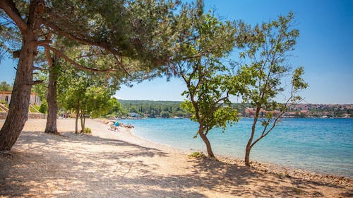 Magal Maradiso Hotel by Aminess - Jesen u Njivicama na Krku za 3 osobe, Njivice, Hrvatska - 230 EUR - 2x noćenje u dvokrevetnoj Comfort sobi na morskoj strani za 3 osobe, Polupansion