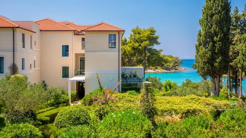 Aminess Vival Velaris Resort - Odmor na Braču - Posebna akcijska cijena, Supetar, Hrvatska - 297 EUR - 3x noćenje u dvokrevetnoj Superior sobi s balkonom (pogled park) za 2 osobe (1 dijete do 9,99 godina besplatno), Polupansion