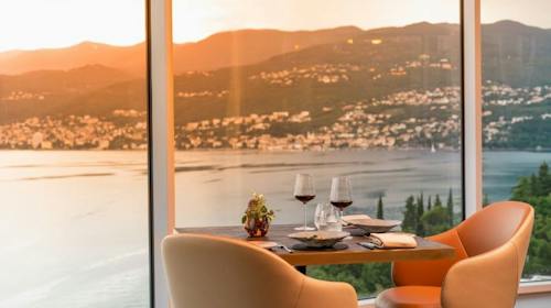 Hilton Rijeka Costabella Beach Resort & Spa - Foodie Experience - Vikend opuštanje, Rijeka, Hrvatska - 579 EUR - 2x noćenje u dvokrevetnoj King Guestroom sobi s pogledom na more i balkonom za 2 osobe, Bogati buffet doručak u hotelskom restoranu The Kitchen