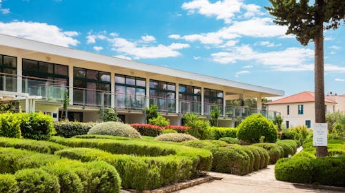 Aminess Vival Velaris Resort - Odmor na Braču - Posebna akcijska cijena, Supetar, Hrvatska - 387 EUR - 3x noćenje u dvokrevetnoj Superior sobi s balkonom (pogled park) za 3 osobe, Polupansion
