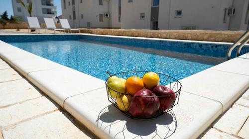 Meridian Pool Residences - Kraj ljeta na Pagu, Novalja, Hrvatska - 296 EUR - 2x noćenje u dvosobnom apartmanu (4+2) za 6 osoba, Korištenje vanjskog bazena