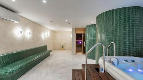 Boutique Hotel Mirjam - Wellness odmor s masažom udvoje, Makarska, Hrvatska - 170 EUR - 2x noćenje u dvokrevetnoj sobi s balkonom i pogledom na park za 2 osebe, Bogati buffet doručak