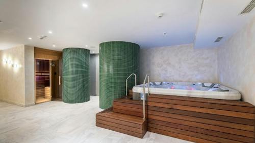 Boutique Hotel Mirjam - Wellness odmor s masažom udvoje, Makarska, Hrvatska - 255 EUR - 3x noćenje u dvokrevetnoj sobi s balkonom i pogledom na park za 2 osebe, Bogati buffet doručak