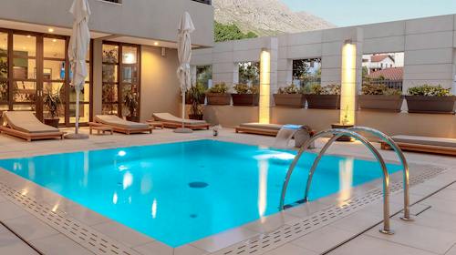 Hotel Nestos - Last minute Gastro & wellness opuštanje na makarskoj rivijeri, Omiš, Hrvatska - 219 EUR - 2x noćenje u Superior dvokrevetnoj sobi s dodatnim ležajem i balkonom za 2 osobe (dijete do 4,99 godina i dijete do 6,99 godina besplatno), Polupansion