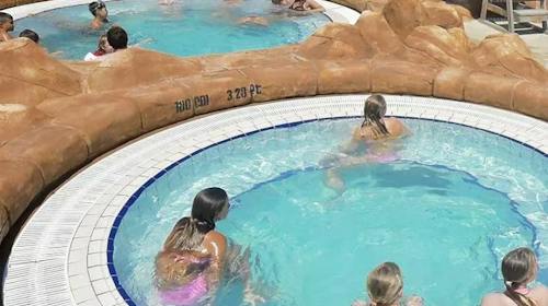 Amadria Park Hotel Jakov - Bogati paket zabave s uključenim ulazom u Aquapark, Šibenik, Hrvatska - 534 EUR - 2x noćenje u obiteljskoj sobi pogled dvorište/park s francuskim balkonom za 2 osobe (1 dijete do 11,99 godina besplatno), Polupansion