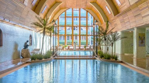 NaturMed Hotel Carbona - Obiteljski jesenski wellness odmor, Heviz, Mađarska - 552 EUR - 3x noćenje u Standard dvokrevetnoj plus sobi za 2 osobe (1 dijete do 11,99 godina besplatno), Polupansion (doručak i večera)