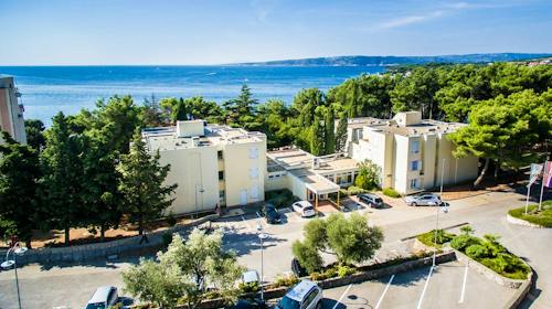 Hotel Resort Dražica - Čarobna jesen na Krku, Krk, Hrvatska - 160 EUR - 2x noćenje u dvokrevetnoj sobi za 2 osobe (1. dijete do 9,99 godina besplatno), Polupansion